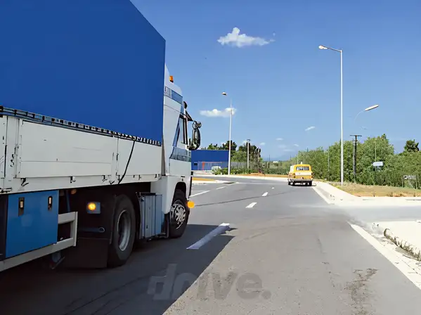 Εικόνα που συνοδεύει την ερώτηση: Μπορείτε να πάρετε την απόφαση να προσπεράσετε αυτό το φορτηγό από τα δεξιά:
