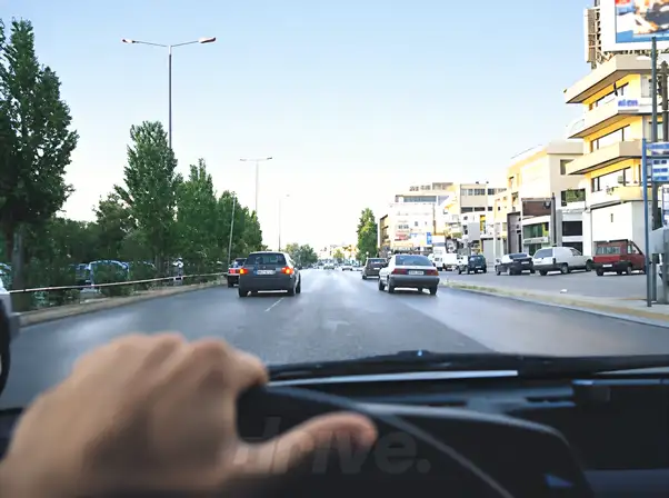 Εικόνα που συνοδεύει την ερώτηση: Κινείσθε στη μεσαία λωρίδα κυκλοφορίας της οδού. Τι πρέπει να προσέξετε ιδιαίτερα και πώς πρέπει να ενεργήσετε στην περίπτωση αυτή: