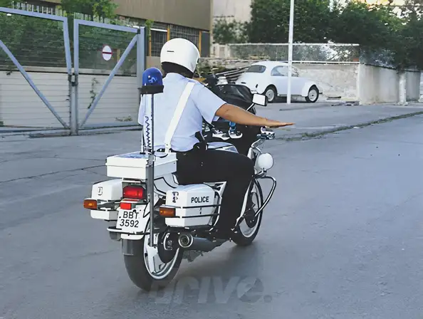 Εικόνα που συνοδεύει την ερώτηση: Σε αυτήν την υπόδειξη του τροχονόμου: