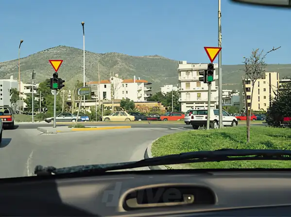 Εικόνα που συνοδεύει την ερώτηση: Το φως του σηματοδότη είναι πράσινο. Το όχημά σας κινείται στη δεξιά λωρίδα κυκλοφορίας και έχετε την πρόθεση να στρίψετε δεξιά. Πώς πρέπει να ενεργήσετε: