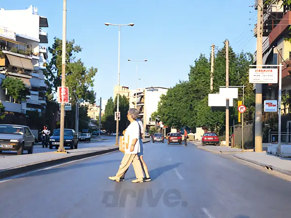 Εικόνα που συνοδεύει την ερώτηση: Αφήνετε να διασχίσουν οι πεζοί το δρόμο: