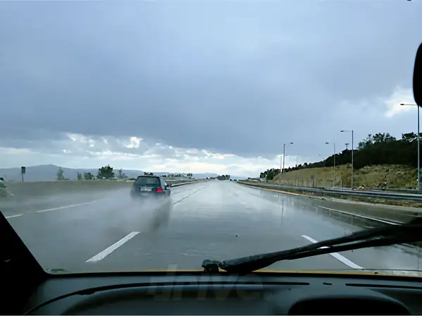 Εικόνα που συνοδεύει την ερώτηση: Για να αποφύγετε την υδρολίσθηση: