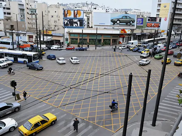 Εικόνα που συνοδεύει την ερώτηση: Αυτή η κίτρινη διαγράμμιση (πλέγμα) υποχρεώνει τα οχήματα σε αναμονή μέχρι να στρίψουν: