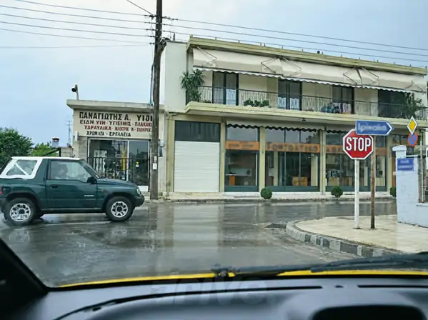 Εικόνα που συνοδεύει την ερώτηση: Για να στρίψετε αριστερά σε διασταύρωση από οδό διπλής κατευθύνσεως: