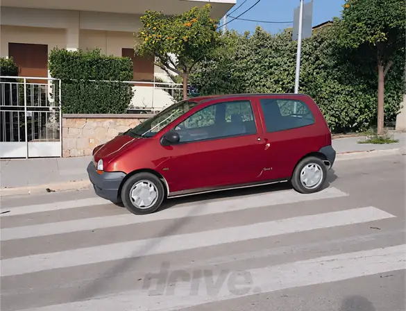 Εικόνα που συνοδεύει την ερώτηση: Καμμία πινακίδα δεν σας απαγορεύει να σταθμεύσετε. Μπορείτε να σταθμεύσετε έτσι: