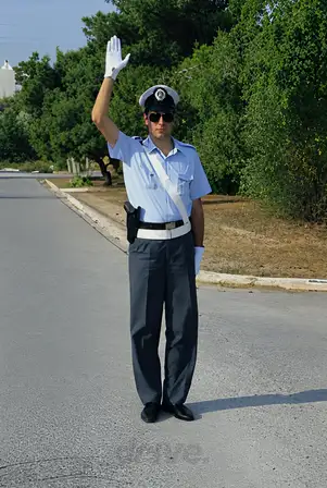 Εικόνα που συνοδεύει την ερώτηση: Σε αυτό το σήμα του τροχονόμου: