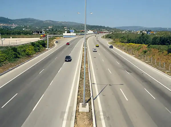 Εικόνα που συνοδεύει την ερώτηση: Στον αυτοκινητόδρομο, η ταχύτητα των επιβατηγών αυτοκινήτων περιορίζεται στα: