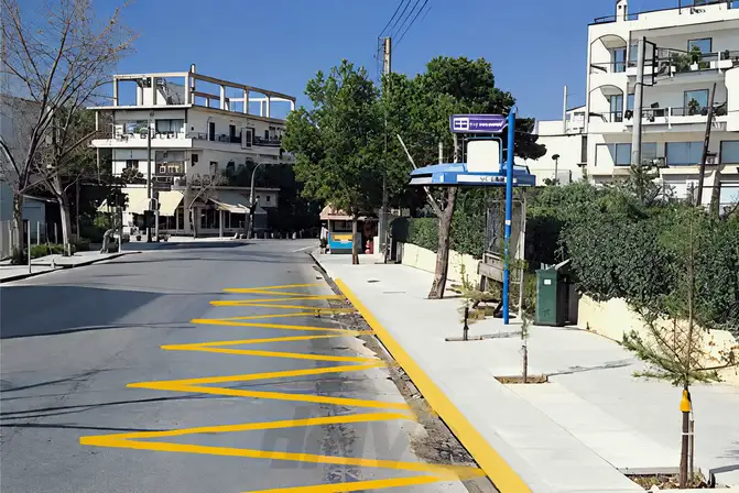 Εικόνα που συνοδεύει την ερώτηση: Η ζώνη που προορίζεται για τη στάση λεωφορείων επισημαίνεται συνήθως με μια τεθλασμένη κίτρινη γραμμή (ζιγκ-ζαγκ). Μπορείτε: