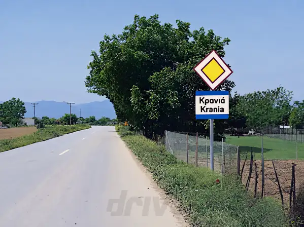 Εικόνα που συνοδεύει την ερώτηση: Η πινακίδα εισόδου σε κατοικημένη περιοχή σημαίνει ταυτόχρονα πως το όριο ταχύτητας περιορίζεται σε: