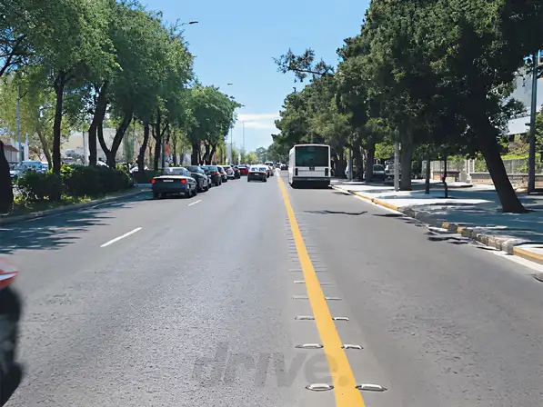 Εικόνα που συνοδεύει την ερώτηση: Οι ειδικές λωρίδες για τα λεωφορεία μπορούν να χρησιμοποιηθούν προσωρινά: